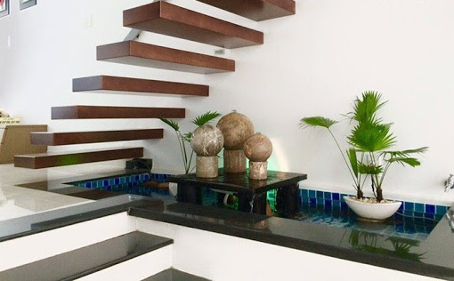Kinh nghiệm chọn cây trang trí cầu thang hợp phong thủy