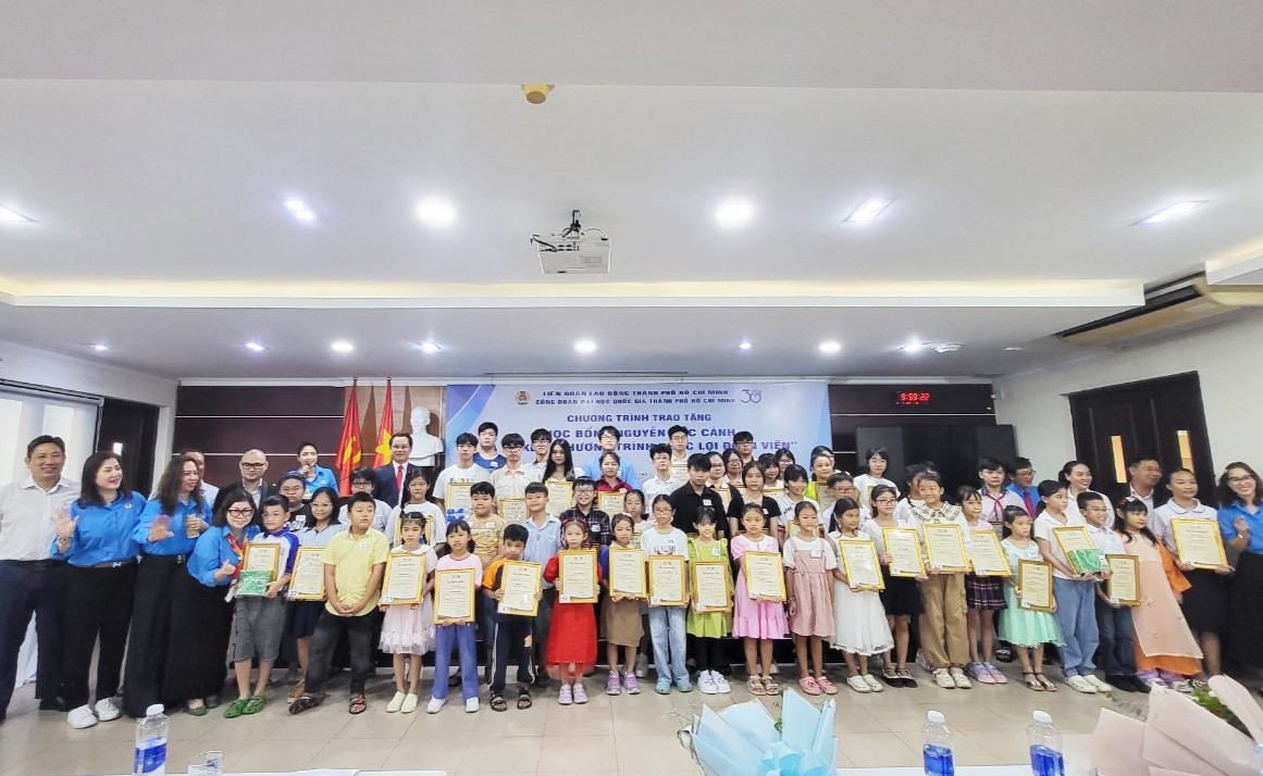 chuong-trinh-trao-tang-hoc-bong-nguyen-duc-canh-cho-con-vien-chuc-nguoi-lao-dong-dhqg-hcm